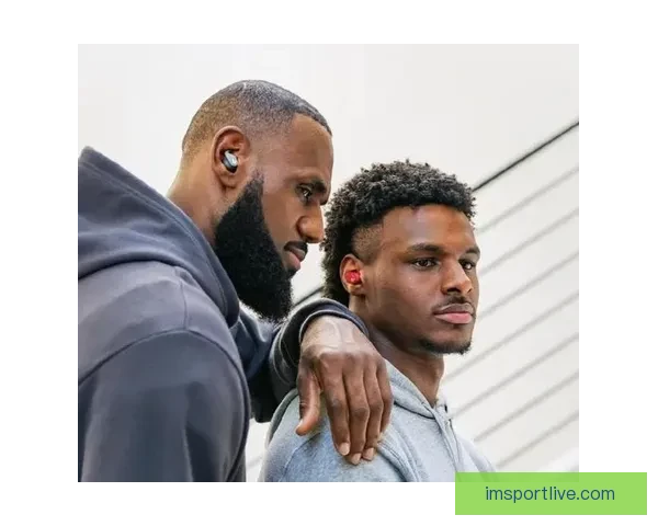 詹姆斯父子打高尔夫遭遇惊险瞬间 水中突然现鳄鱼 老詹勇敢捡球再现硬汉本色