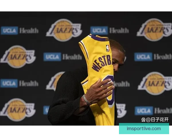 湖人以22胜6负成绩稳居前列 老詹称关键时刻冷静无压力